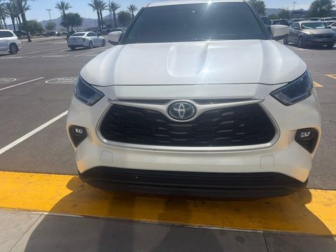 Used 2021 Toyota Highlander LE FWD image 2