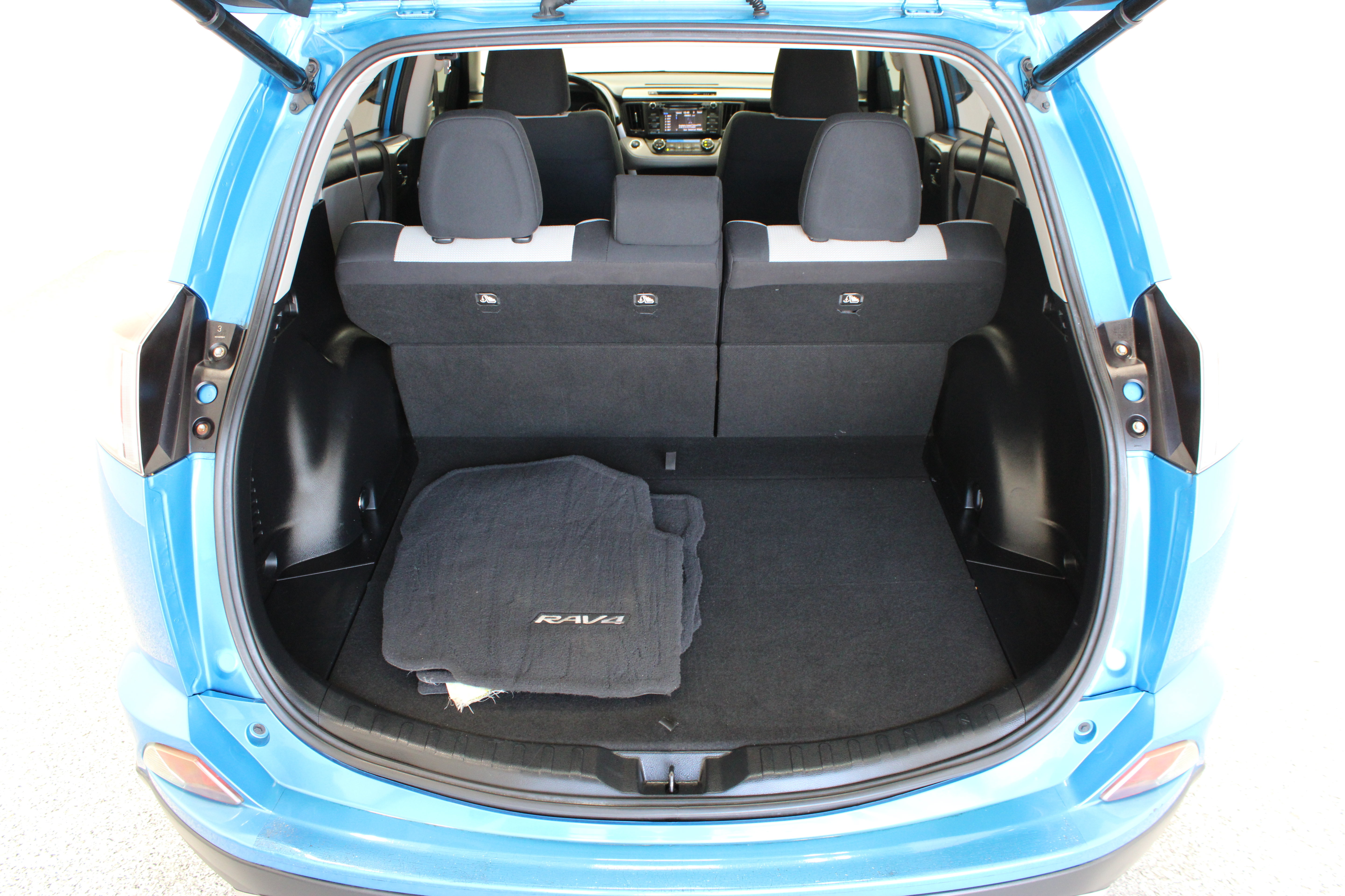 Used 2018 Toyota RAV4 XLE FWD image 31