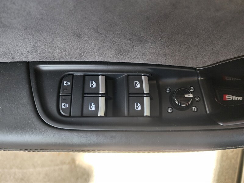 Used 2019 Audi Q8 Prestige w/ Luxury Package AWD/4WD image 25