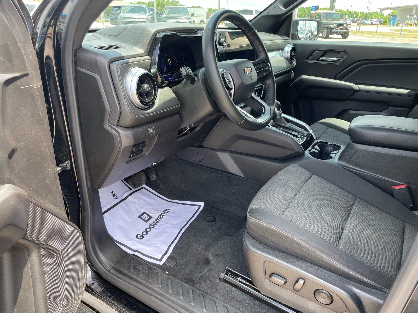 Used 2023 Chevrolet Colorado LT w/ LT Convenience Package II AWD/4WD image 13