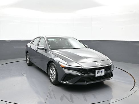 Certified 2025 Hyundai Elantra SE FWD image 3