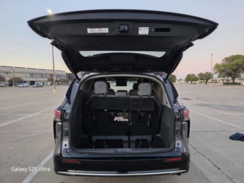 Used 2021 Toyota Sienna Limited image 22