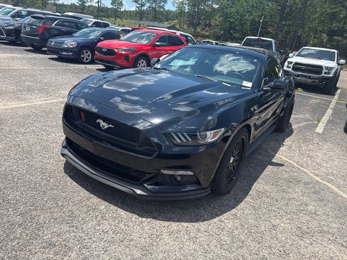 Used 2017 Ford Mustang GT RWD image 3