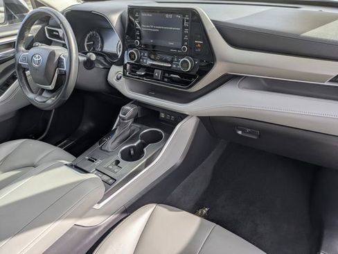 Used 2022 Toyota Highlander XLE image 35