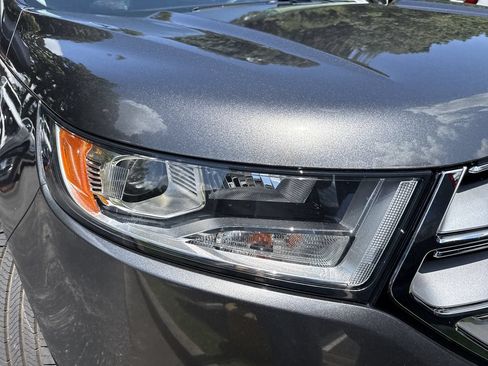 Used 2018 Ford Edge SE FWD image 2