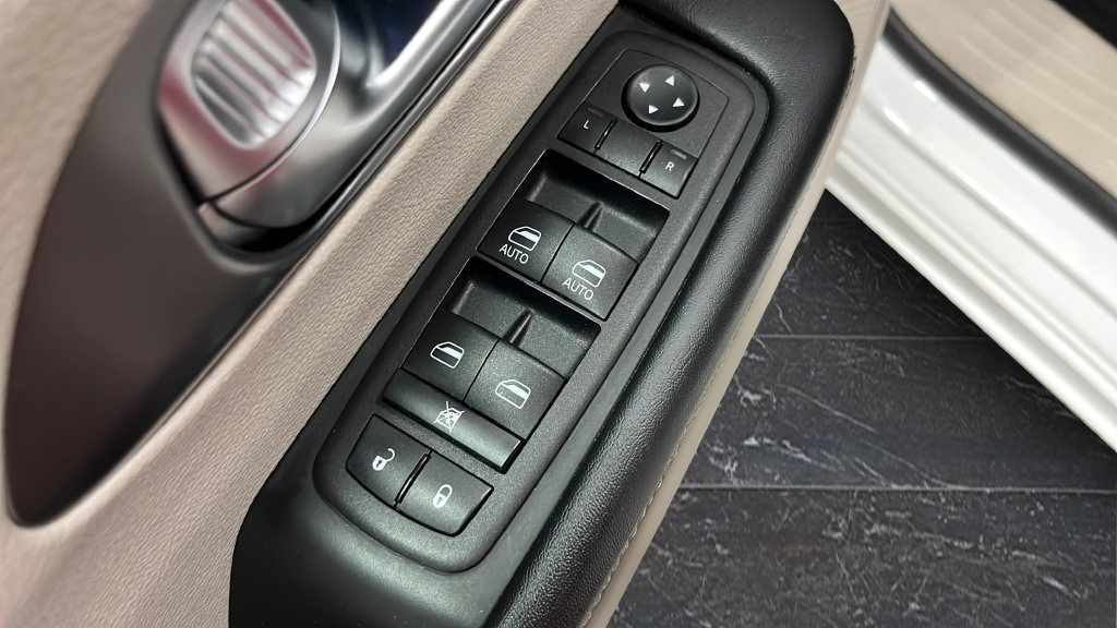 Used 2023 Chrysler Pacifica Touring-L FWD image 21