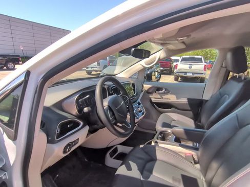 Used 2024 Chrysler Pacifica Touring-L FWD image 23