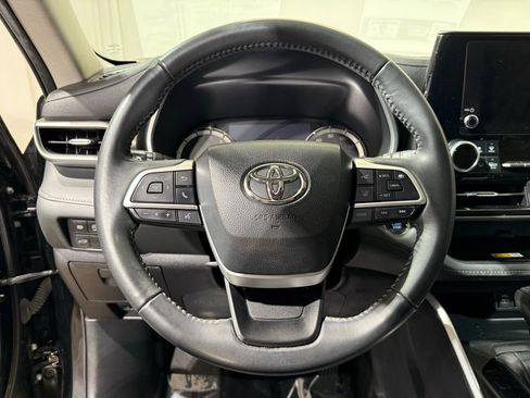 Used 2023 Toyota Highlander XLE FWD image 25
