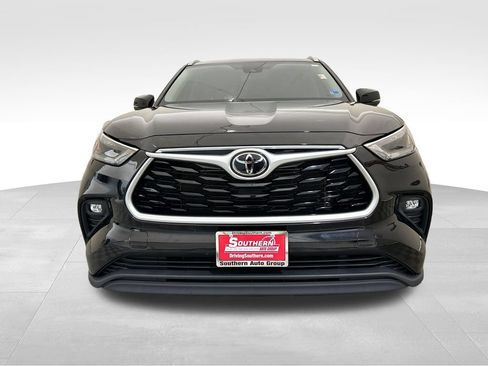 Used 2022 Toyota Highlander XLE FWD image 9