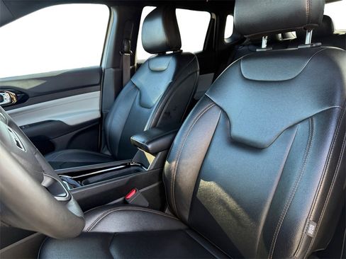 Certified 2024 Jeep Compass Limited image 9