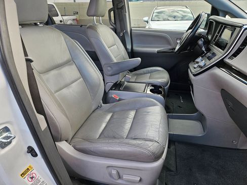 Used 2017 Toyota Sienna XLE w/ XLE Navigation Package FWD image 33