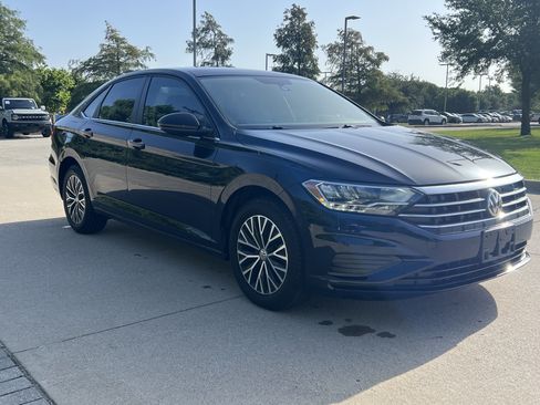 Used 2019 Volkswagen Jetta SE FWD image 2