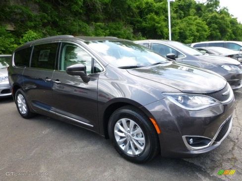 Used 2018 Chrysler Pacifica Touring-L image 4
