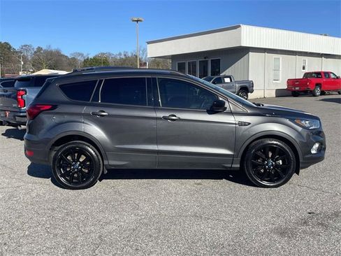 Used 2019 Ford Escape SE image 2