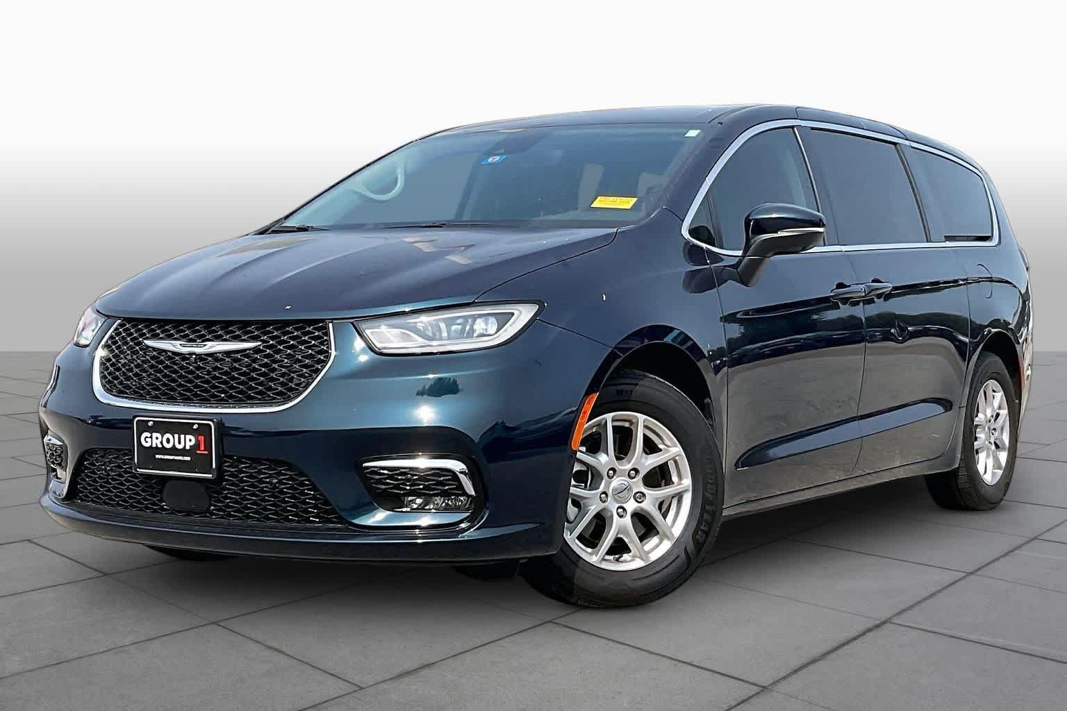 Used 2023 Chrysler Pacifica Touring-L FWD image 2