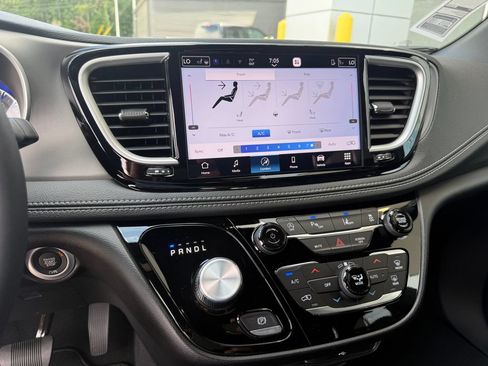 New 2027 Chrysler Pacifica Select FWD image 10