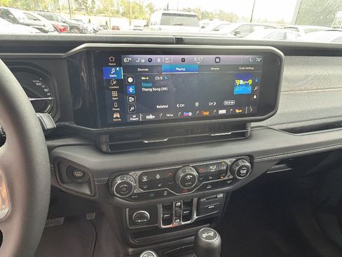 Used 2025 Jeep Wrangler Sahara image 31