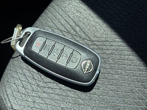 Used 2025 Nissan Rogue SV AWD/4WD image 27