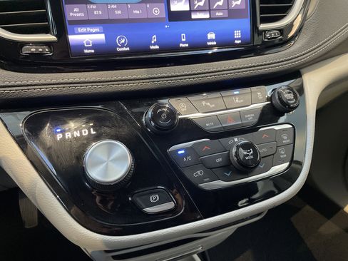 Used 2022 Chrysler Pacifica Touring-L image 25