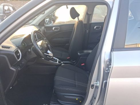 Used 2025 Hyundai Venue SEL FWD image 4