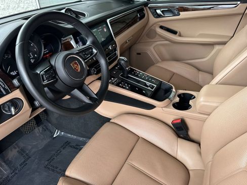 Certified 2023 Porsche Macan image 4