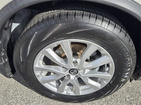 Used 2017 Nissan Rogue SV w/ SV Premium Package image 16