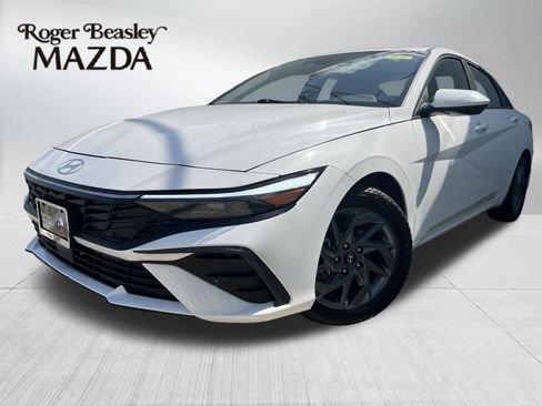 Used 2024 Hyundai Elantra SEL FWD image 1
