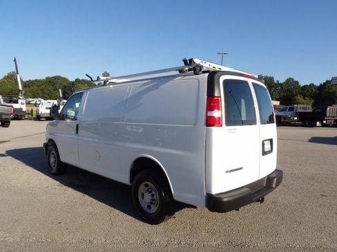 Used 2022 Chevrolet Express 2500 w/ Driver Convenience Package RWD image 4