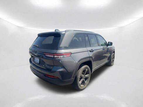 Used 2025 Jeep Grand Cherokee Altitude RWD image 6