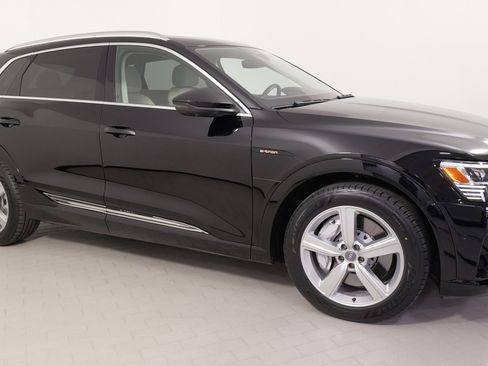 Used 2019 Audi e-tron Prestige w/ Prestige Package image 9