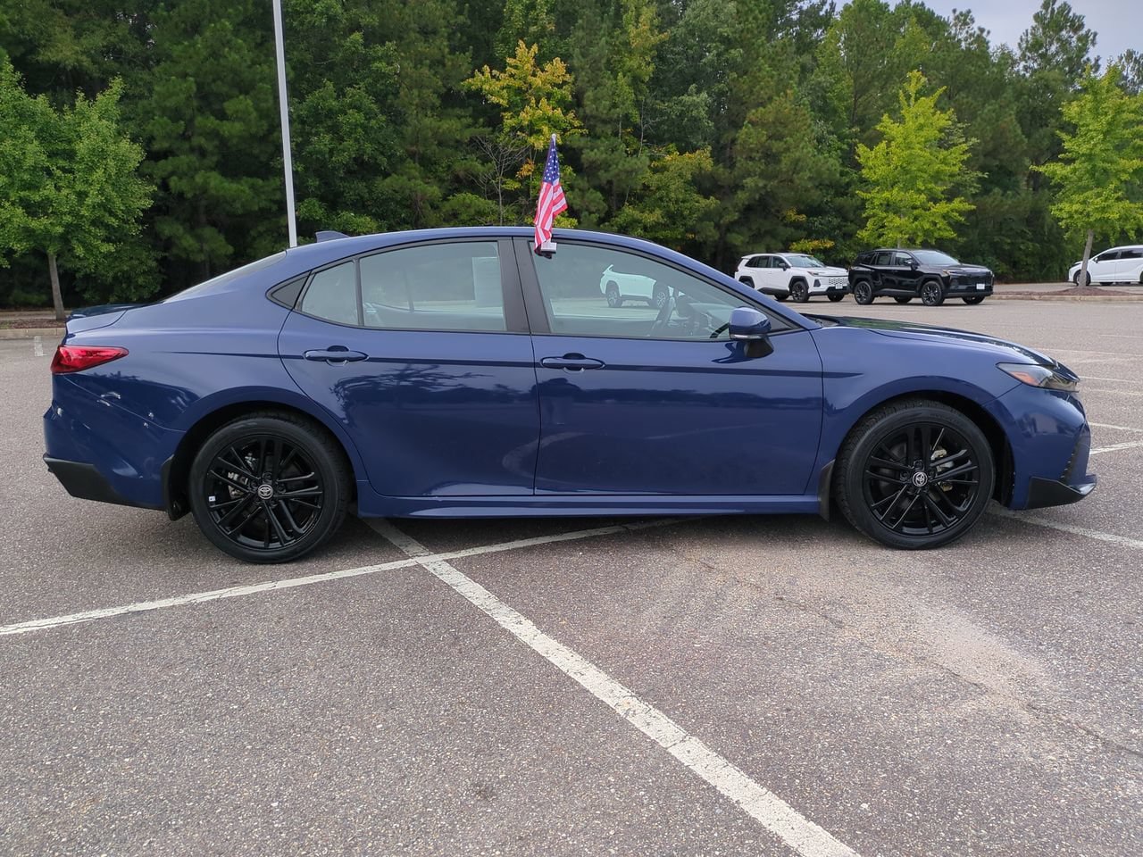 Used 2025 Toyota Camry SE AWD/4WD image 3