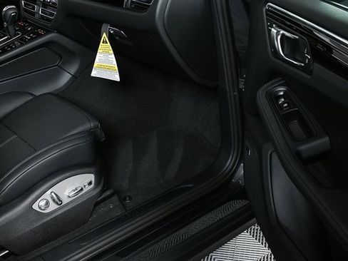 Certified 2025 Porsche Macan AWD image 25