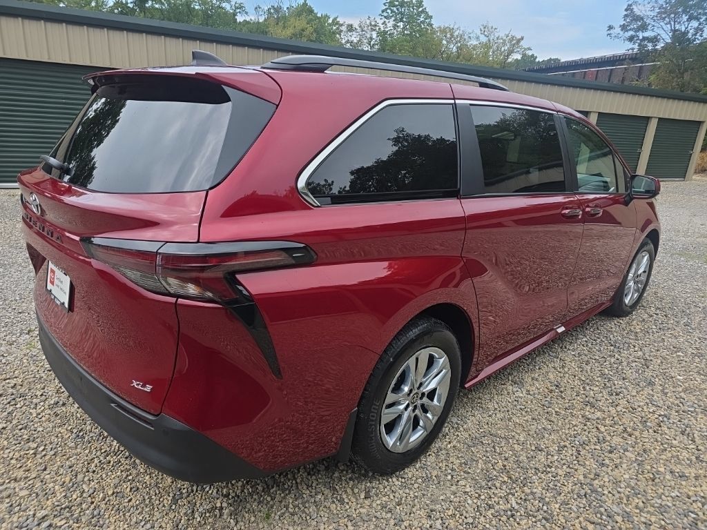 Certified 2026 Toyota Sienna XLE FWD image 6