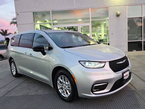 New 2026 Chrysler Pacifica Select image 6