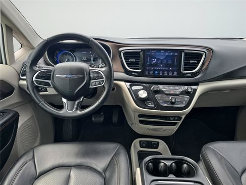 Used 2018 Chrysler Pacifica Touring-L w/ Advanced Safetytec Group FWD image 9