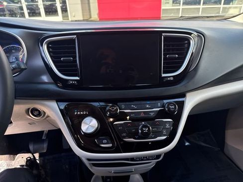 Used 2023 Chrysler Pacifica Touring-L FWD image 22