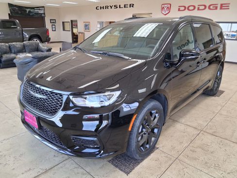 New 2026 Chrysler Pacifica Limited w/ S Appearance Package image 1