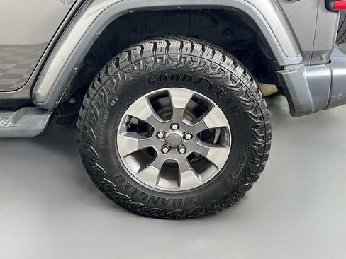 Used 2019 Jeep Wrangler Unlimited Sahara w/ Dual Top Group AWD/4WD image 35