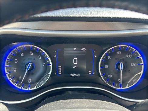 Used 2020 Chrysler Pacifica Touring-L FWD image 18