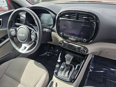 Used 2025 Kia Soul EX FWD image 11