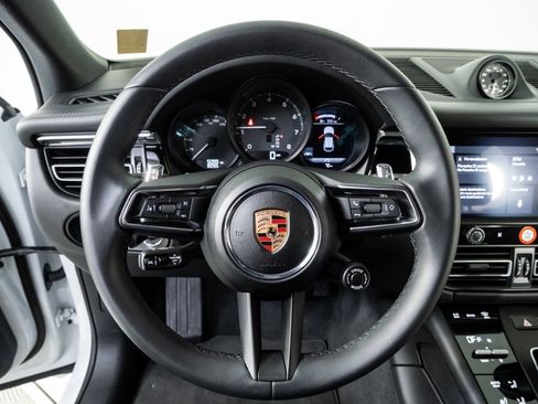 Certified 2025 Porsche Macan image 9