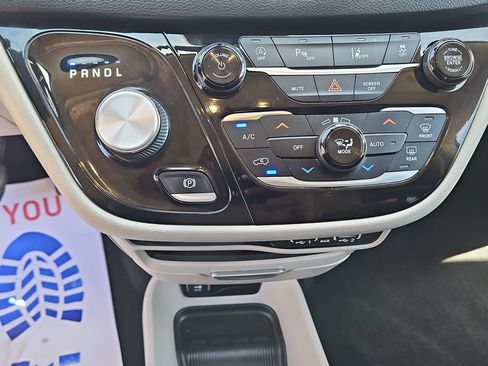 Used 2023 Chrysler Pacifica Touring-L FWD image 18