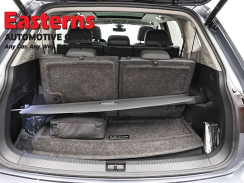 Used 2022 Volkswagen Tiguan SE w/ Panoramic Sunroof Package image 9