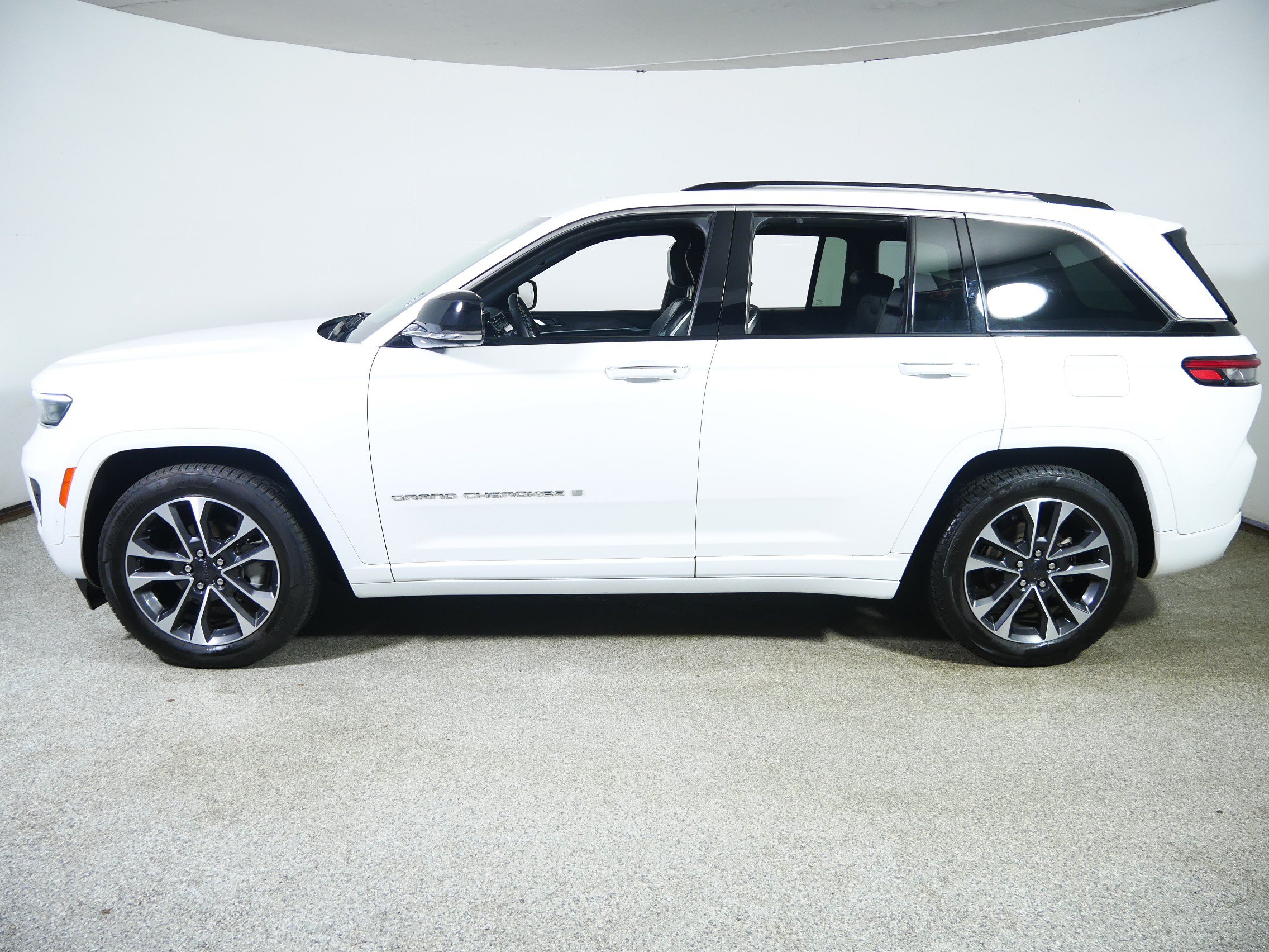 Used 2023 Jeep Grand Cherokee Overland w/ Adv Protech Group III AWD/4WD image 4