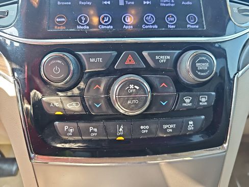 Used 2019 Jeep Grand Cherokee Overland AWD/4WD image 21