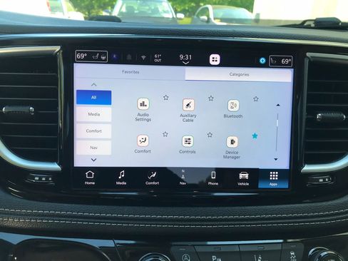 Used 2023 Chrysler Pacifica Limited FWD image 28
