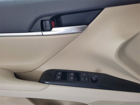 Used 2019 Toyota Camry LE image 21