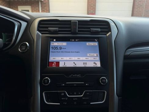 Used 2019 Ford Fusion SE FWD image 20