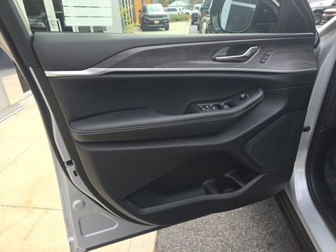 New 2025 Jeep Grand Cherokee Limited image 10