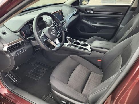 Used 2024 Nissan Altima 2.5 SV FWD image 3